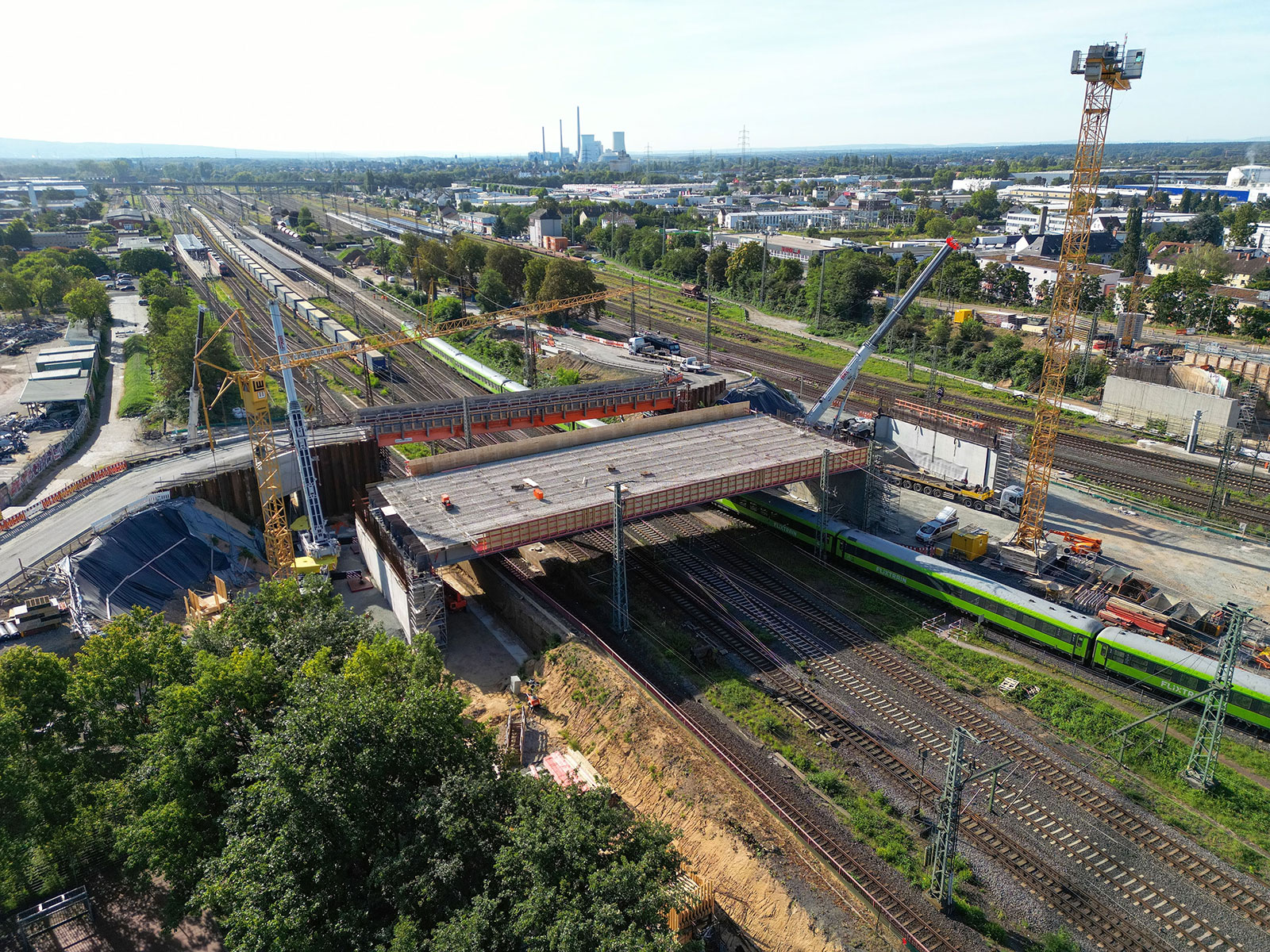 Am Wochenende vom 6. und 7. September werden weitere wichtige Arbeiten an der neuen Hanauer Hauptbahnhofbrücke durchgeführt.